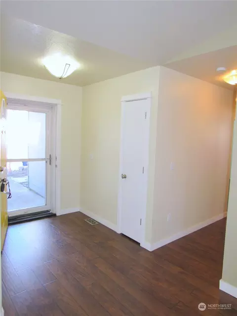 Entry Way - 111 Crown Point Rd, Longview, WA 98632 photo 1 of 1