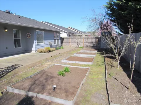 Exterior - 111 Crown Point Rd, Longview, WA 98632 photo 5 of 10
