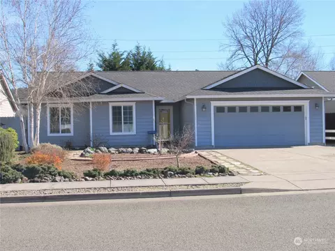 111 Crown Point Rd, Longview, WA 98632