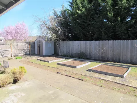 Exterior - 111 Crown Point Rd, Longview, WA 98632 photo 4 of 10