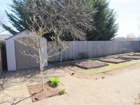 Exterior - 111 Crown Point Rd, Longview, WA 98632 photo 7 of 10