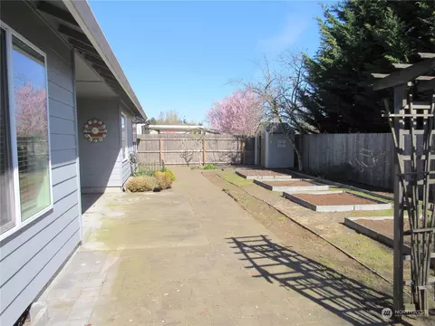 Exterior - 111 Crown Point Rd, Longview, WA 98632 photo 6 of 10