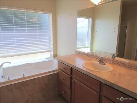 Bath - 111 Crown Point Rd, Longview, WA 98632 photo 2 of 3