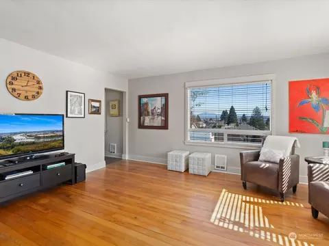 Living - 2819 17th St, Everett, WA 98201 photo 2 of 4
