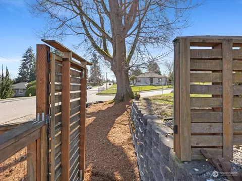 Exterior - 2819 17th St, Everett, WA 98201 photo 14 of 17