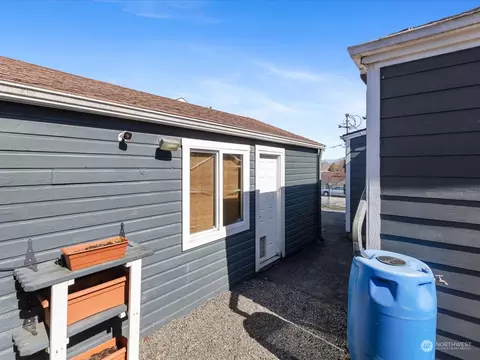 Exterior - 2819 17th St, Everett, WA 98201 photo 10 of 17