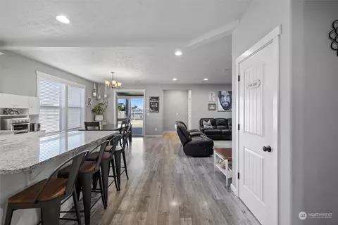 Entry Way - 3917 Phoenix Ln, Pasco, WA 99301 photo 2 of 5