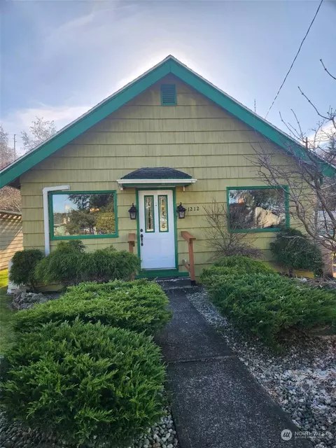 1212 6th St, Cosmopolis, WA 98537