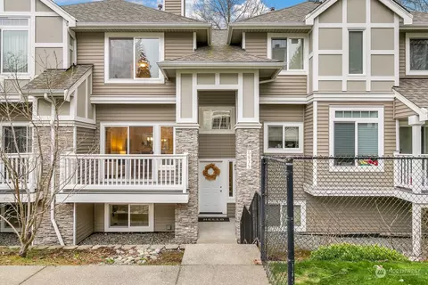 6635 SE Cougar Mountain Way, Bellevue, WA 98006