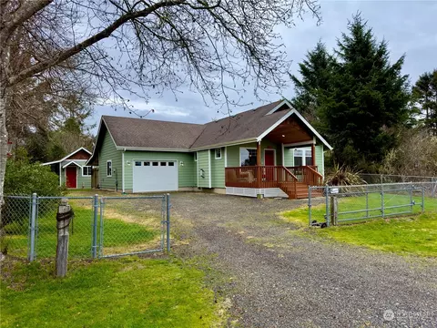 670 Island Cir SE, Ocean Shores, WA 98569