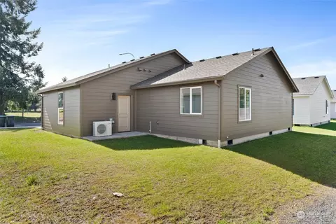 Exterior - 2005 Apple Rd, Winlock, WA 98596 photo 4 of 8