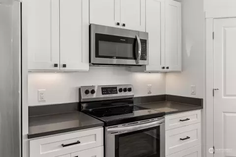 Kitchen - 2005 Apple Rd, Winlock, WA 98596 photo 4 of 4