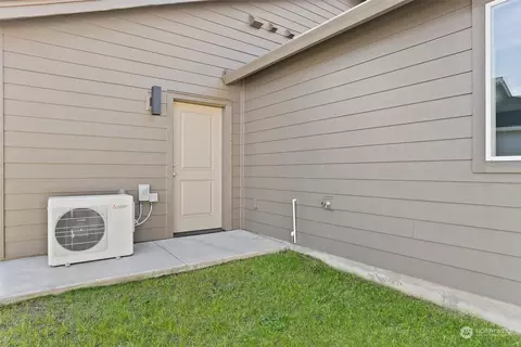 Exterior - 2005 Apple Rd, Winlock, WA 98596 photo 5 of 8