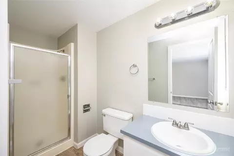 Bath - 18 SW 77th Pl, Everett, WA 98203 photo 2 of 2