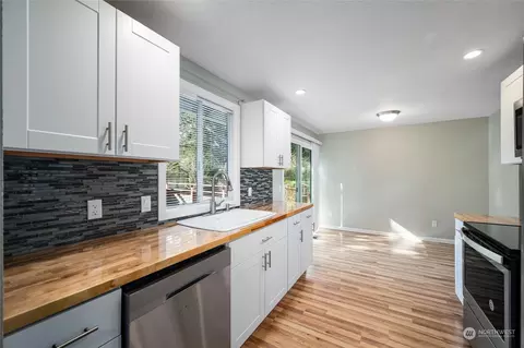 Kitchen - 18 SW 77th Pl, Everett, WA 98203 photo 1 of 3