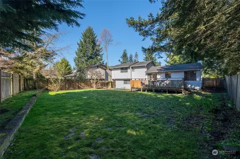 Exterior - 18 SW 77th Pl, Everett, WA 98203 photo 8 of 10