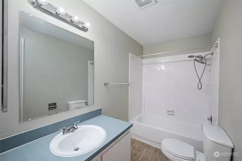 Bath - 18 SW 77th Pl, Everett, WA 98203 photo 1 of 2