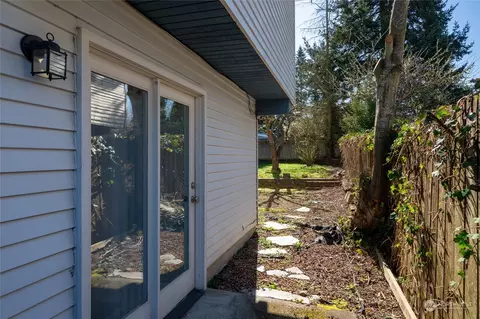 Exterior - 18 SW 77th Pl, Everett, WA 98203 photo 4 of 10