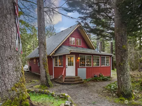 75927 NE 122nd St, Skykomish, WA 98288