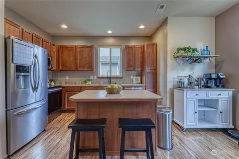 Kitchen - 284 E 29th St, Bremerton, WA 98310 photo 2 of 5