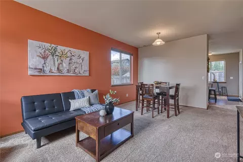 Living - 284 E 29th St, Bremerton, WA 98310 photo 1 of 4
