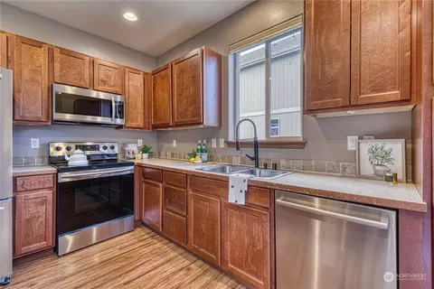 Kitchen - 284 E 29th St, Bremerton, WA 98310 photo 4 of 5