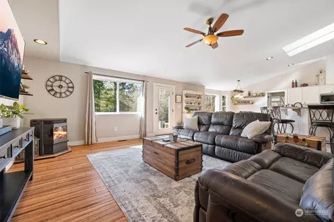 Living - 36225 307th Ave SE, Enumclaw, WA 98022 photo 3 of 3