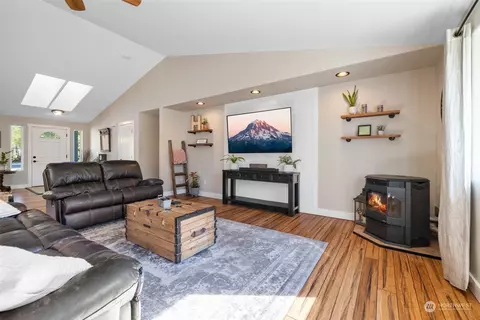 Living - 36225 307th Ave SE, Enumclaw, WA 98022 photo 2 of 3
