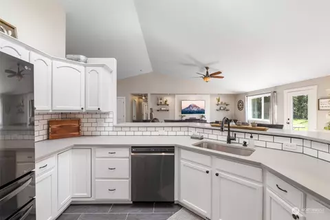 Kitchen - 36225 307th Ave SE, Enumclaw, WA 98022 photo 3 of 4