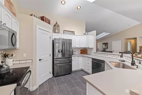 Kitchen - 36225 307th Ave SE, Enumclaw, WA 98022 photo 2 of 4