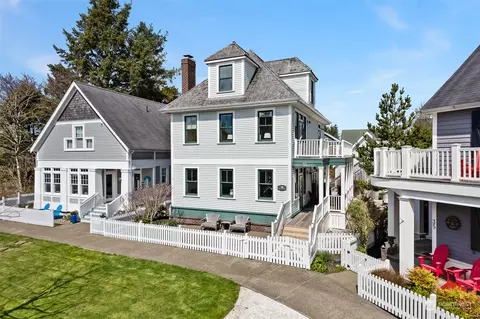 55 Campfire Ln, Pacific Beach, WA 98571