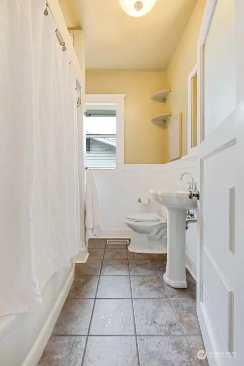 Bath - 2409 Cedar St, Everett, WA 98201 photo 1 of 2
