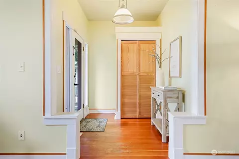 Entry Way - 2409 Cedar St, Everett, WA 98201 photo 2 of 3