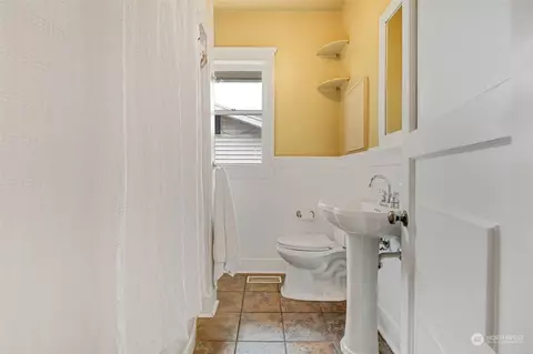 Bath - 2409 Cedar St, Everett, WA 98201 photo 2 of 2