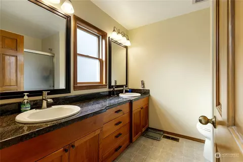 Bath - 9656 Blake Pl, Edmonds, WA 98020 photo 2 of 3