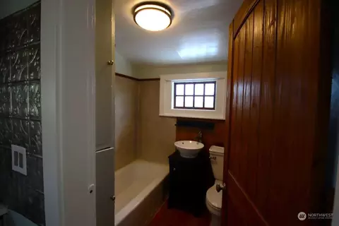Bath - 5009 S 3rd Ave, Everett, WA 98203 photo 1 of 2