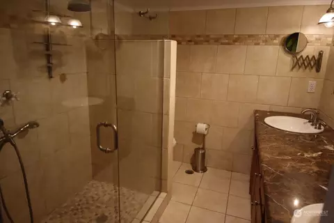 Bath - 5009 S 3rd Ave, Everett, WA 98203 photo 2 of 2