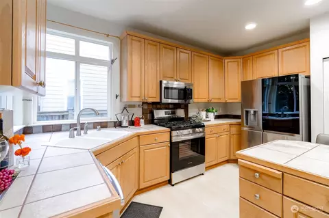 Kitchen - 17610 31st Dr SE, Bothell, WA 98012 photo 3 of 4