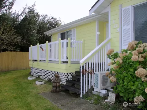 305 Clover Crk NW, Ocean Shores, WA 98569