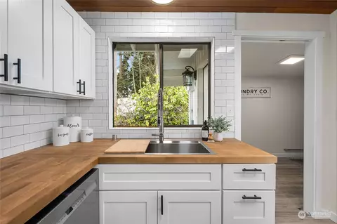 Kitchen - 21625 45th Ave SE, Bothell, WA 98021 photo 4 of 5