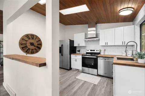 Kitchen - 21625 45th Ave SE, Bothell, WA 98021 photo 3 of 5