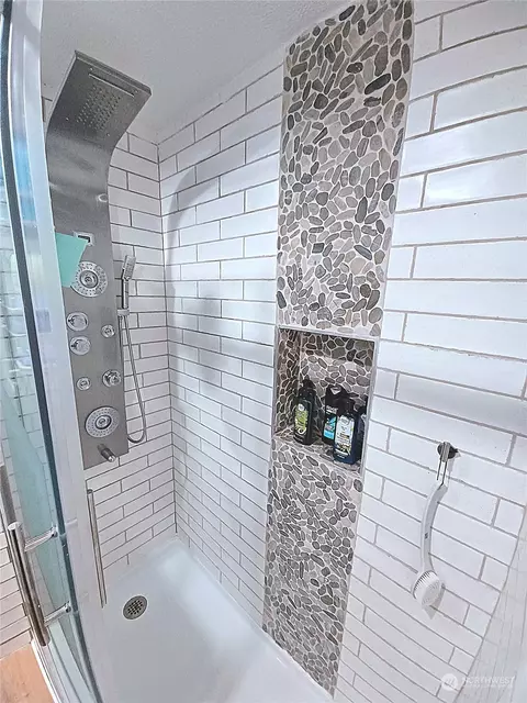 Bath - 9101 11th Pl W, Everett, WA 98204 photo 2 of 6