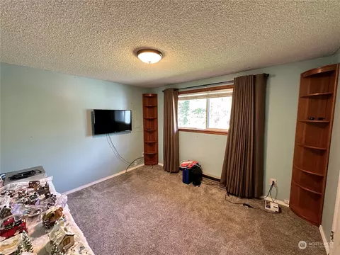 Bedroom - 332 Dungeness Mdws, Sequim, WA 98382 photo 2 of 6