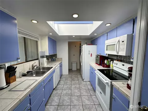 Kitchen - 332 Dungeness Mdws, Sequim, WA 98382 photo 1 of 2