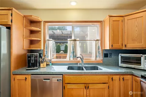 Kitchen - 11315 37th Ave SE, Everett, WA 98208 photo 2 of 3