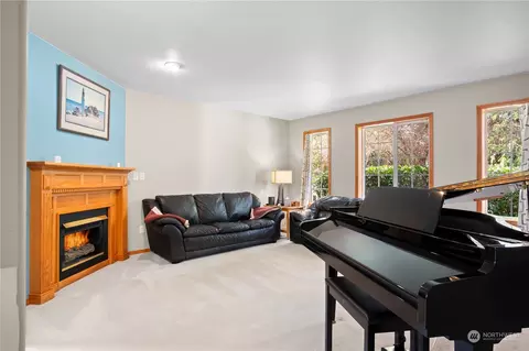 Living - 11315 37th Ave SE, Everett, WA 98208 photo 4 of 4