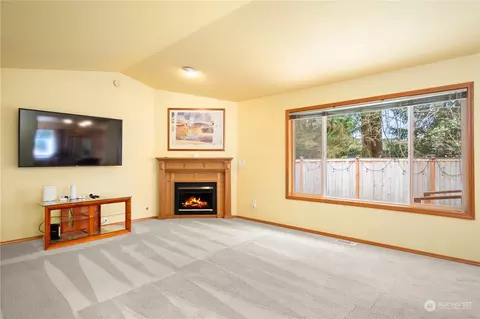 Living - 11315 37th Ave SE, Everett, WA 98208 photo 2 of 4
