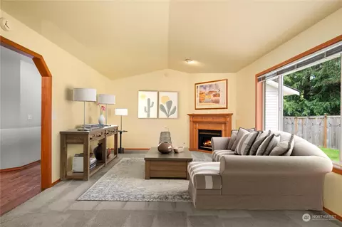 Living - 11315 37th Ave SE, Everett, WA 98208 photo 1 of 4