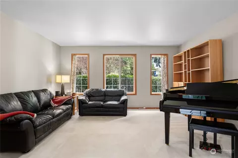Living - 11315 37th Ave SE, Everett, WA 98208 photo 3 of 4