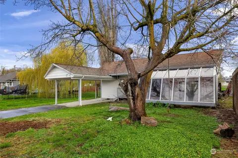 Exterior - 302 2nd St, Sumas, WA 98295 photo 3 of 15